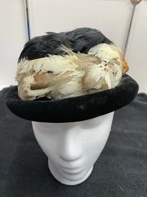 复古 20 世纪 50 年代带羽毛的黑帽子 Lewees 费城神奇外观! — 第 1/4 张图片