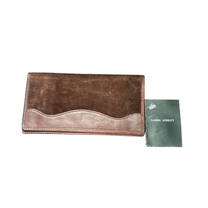 Portafoglio nuovo con etichette Laura Ashley pelle scamosciata marrone scuro copertina libretto assegni - Foto 1 di 4