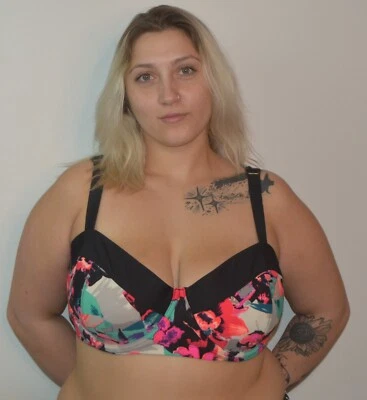 Top de baño de bikini con estampado floral Ava & Viv 18W Foto 1 de 4