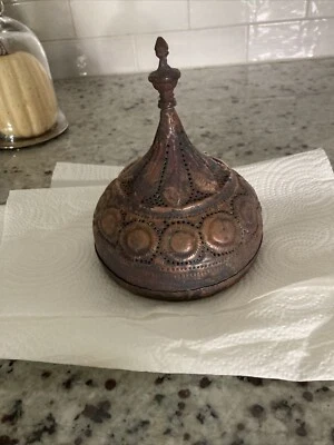 Antiguo quemador de incienso indio de cobre perforado con tapa abovedada Foto 1 de 4