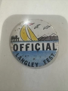 Prendedor oficial del festival LANGLEY FEST WHIDBEY ISLAND Washington DOCK PIER MOUNTAINS - Imagen 1 de 1