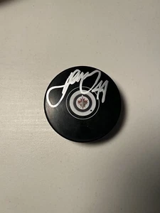 JOSH MORRISSEY SIGNED HANDSIGNIERT WINNIPEG JETS HOCKEY PUCK!!! - Bild 1 von 1