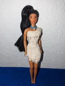 Muñeca tipo Barbie Disney Mattel muñeca india Pocahontas 1966 juguete Twist n Turn - Imagen 1 de 4