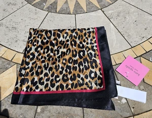 Bandana cuadrada de seda con estampado aninal de leopardo Kate Spade - Bungalow - Nuevo en paquete - $48 - Imagen 1 de 3