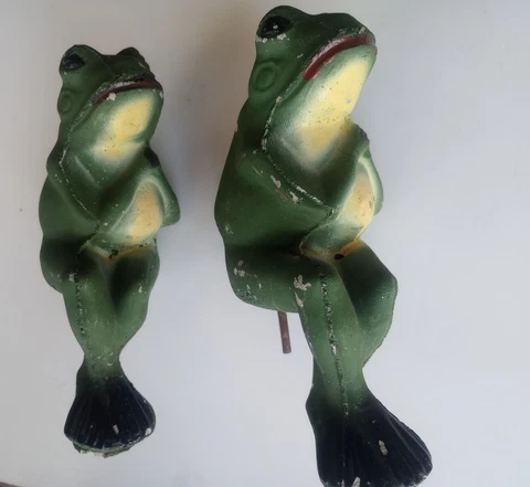 Pair of 12" Vintage Garden Pond Frogs Statue sitting plaster cement w / posts Cover