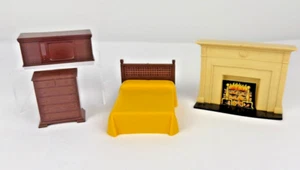 Lote de muebles de colección para casa de muñecas incluyendo chimenea Jayden, cama amarilla y más (4) - Imagen 1 de 17
