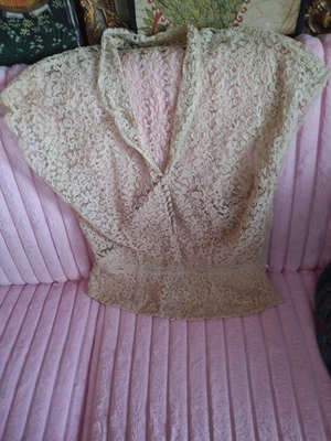 Blusa Vintage Crema con Cuello de Encaje 40" Busto, 30' Cintura, Bajo Slip, Peplum Foto 1 de 4
