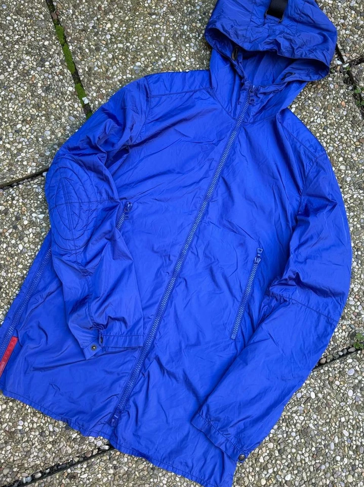 Chaqueta cortavientos Prada de nailon ligera con lengüeta roja azul para muje... - Imagen 1 de 4