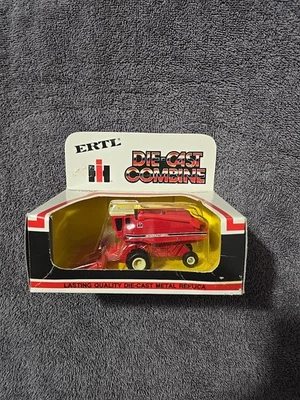 ERTL 1/80 SCALE DIE-CAST INTERNATIONAL COMBINE W/ CORN HEADS PART# 1520-141H NIB - Image 1 of 4