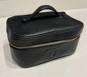 Bolso de mano CHANEL de cuero de becerro texturizado negro con logotipo CC con serie - Imagen 1 de 19