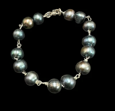 Midnight Blue Pearl Bracelet Silver Plated Chain 7 1/4 in - Image 1 of 4