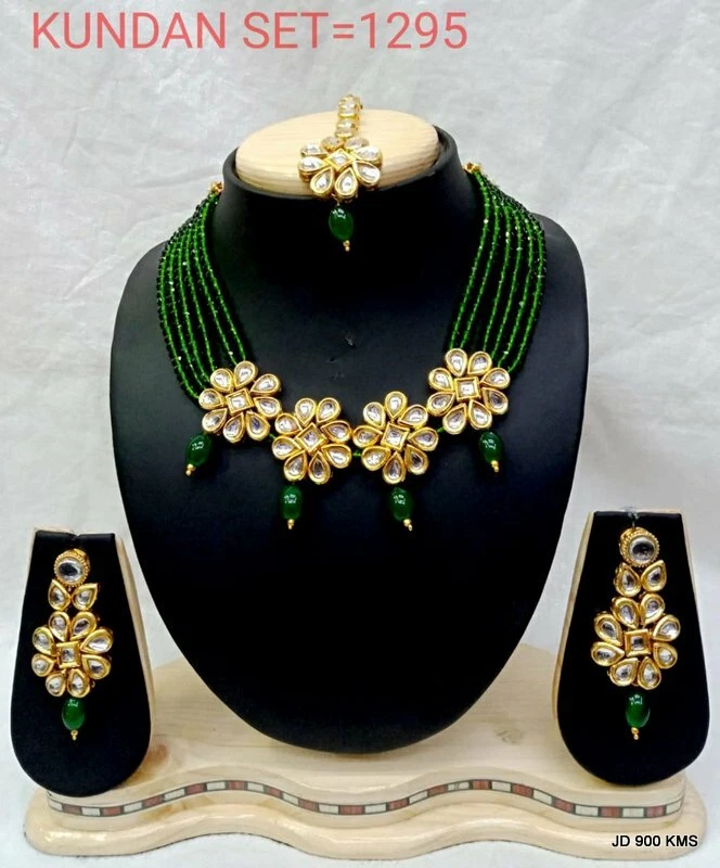 Conjunto étnico indio Kundan piedra tallada collar multi hebra con pendientes maangtika Foto 1 de 1