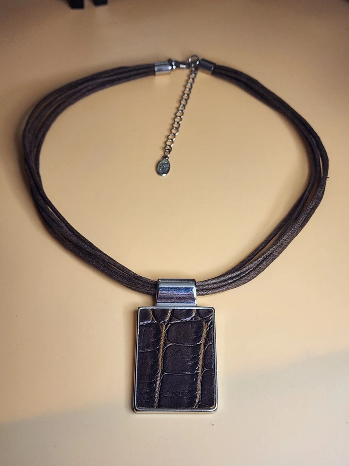 Collar babero de colección COOKIE LEE colgante de cuero con cordón multihilo ¡ENVÍO GRATUITO DE $! Foto 1 de 4