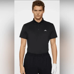 Neu mit Etikett J. Lindeberg Herren The Bridge normale Passform schwarz/grün Polo schnelltrocknend - M - Bild 1 von 8