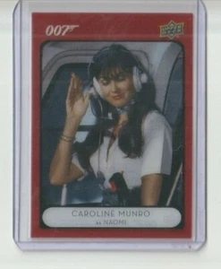 Tarjeta roja paralela de acetato de villanos y secuaces de James Bond #61 Caroline Munro - Imagen 1 de 2