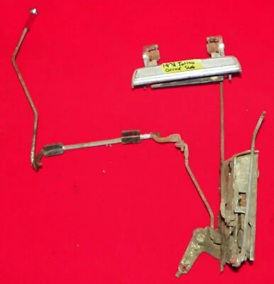 Ford Gran Torino 1972 original lado del conductor manija de puerta exterior y montaje de pestillo Foto 1 de 4