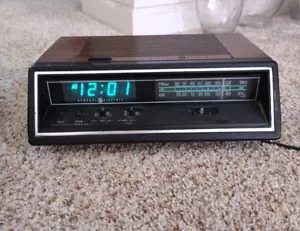 Vintage General Electric GE Clock Radio Model Number 7-4665A - Picture 1 of 15