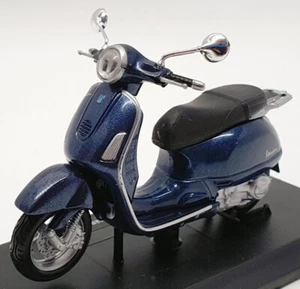 Maisto 1/18 Scale Model Scooter 39540 - 2003 Vespa Grandturismo - Picture 1 of 5
