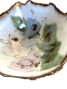 Kleine handgeformte Studio Kunst Platte Floral Keramik Schüssel-signiert, 5-1/4" breit - Bild 1 von 10