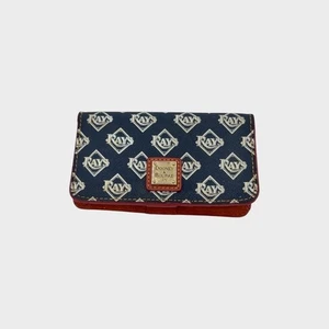 "Cartera sin asas Dooney & Bourke Tampa Bay Rays MLB cuero azul marino estampado de logotipo 6""" - Imagen 1 de 10