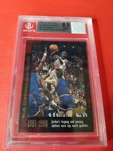 CARTA MICHAEL JORDAN GRADED CHAMPS '91-98 BGS NUOVA DI ZECCA 8,5 & PEZZO DI MAGLIA PRATICA - Foto 1 di 2