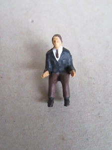 B735 Vintage Figurine Homme Assis Costume Noir Jouet Plastique H 1.9 cm - Picture 1 of 7