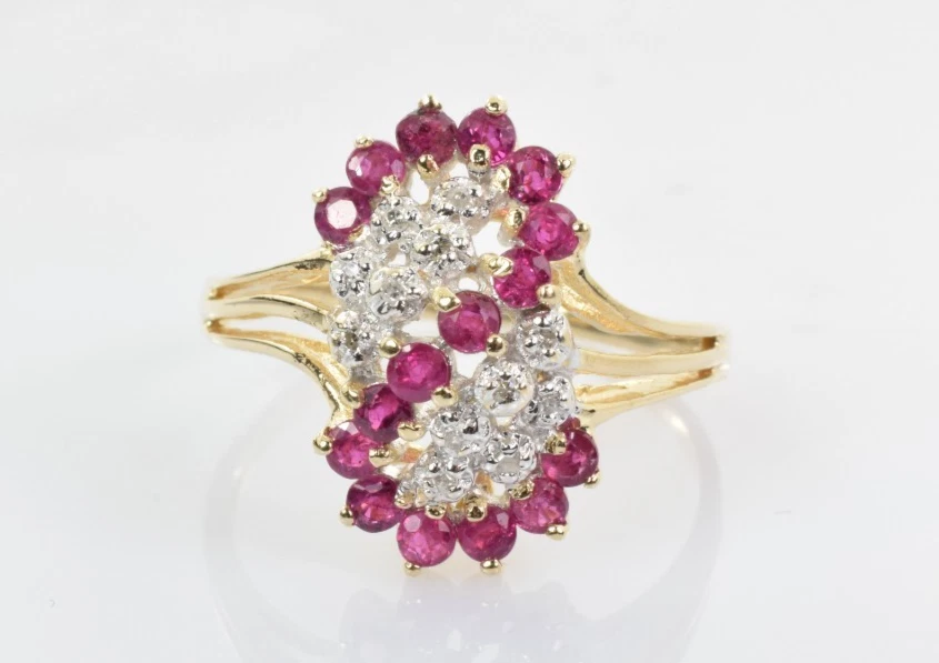 Anillo con racimo de diamantes y rubíes en oro amarillo de 14 k 0,65 quilates talla 10 Foto 1 de 1