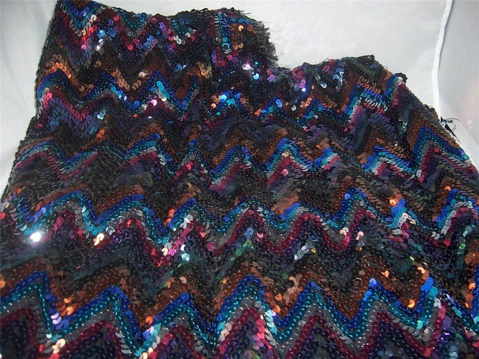 Tela de lentejuelas Chevron multicolor sobre negro 35" x 44" vintage muy buen estado Foto 1 de 1