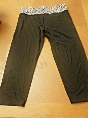 Capris de yoga negros para mujer con cintura geométrica "rosa" mediana Foto 1 de 4