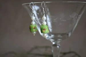 Afrikanische Krobo Perlen Ohrringe mit weißen Perlen, Sterling oder Niob Ohr Drähten - Bild 1 von 6