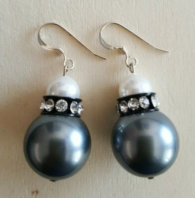 Hecho a mano en USA. Preciosos pendientes de perlas concha blanca y negra - ¡ENVÍO GRATUITO! Foto 1 de 4