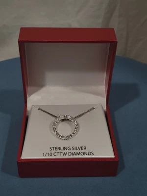 Collar Macy's Genuino Circonita Cúbica Círculo Colgante 18" Plata Esterlina Nuevo en Caja Foto 1 de 4