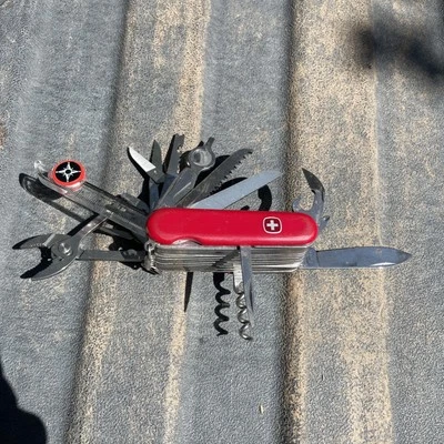 Cuchillo militar suizo multiherramienta Wenger Delemont caja de herramientas 85 mm Foto 1 de 4