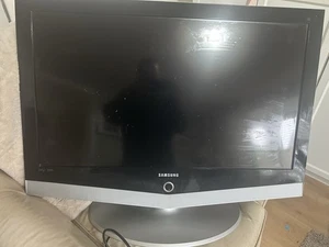 samsung 40 ins tv. with stand power lead and remote working order - Picture 1 of 5