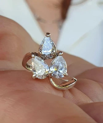 Anillo de boda de tres piedras de diamantes cultivados en laboratorio G/VS1 talla pera de 3,00 quilates de oro amarillo de 14 quilates Foto 1 de 4