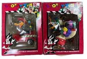 Looney Tunes Weihnachtsschmuck Daffy Duck Feuerwehrauto & Geschenke Neu im Karton - Bild 1 von 3