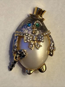 Spilla vintage KJL Kenneth Jay Lane Humpty Dumpty con grande pancia finta perlata 2,3" - Foto 1 di 8