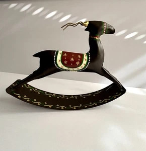 Estatuilla de escultura de arte popular de Navidad de ciervo mecedor de metal pintado estilo noruego - Imagen 1 de 15