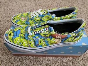 NUEVO Vans Era Toy Story 4 Aliens Zapato de Patín Brillan en la Oscuridad Pizza Planet Para Hombres RARO - Imagen 1 de 8
