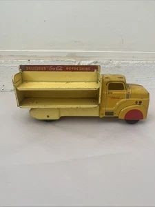 Camión con estante lateral Marx Tin Litho Coca Cola de la década de 1950 con parrilla que falta litográfica - Imagen 1 de 12
