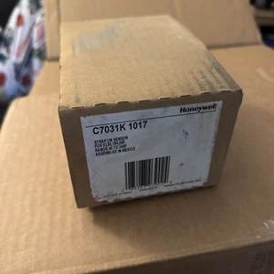Honeywell C7031K1017 - Strap Mount Sensor - For XL80,100,500 Range 40-240F - Picture 1 of 4
