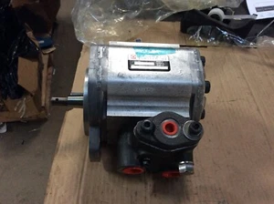 Dynamatic Limited Hydraulic Motor W/switching Valve - Bild 1 von 7