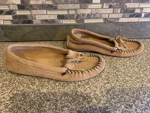 Womens Sz 8.5 MINNETONKA MOCCASINS Brown Leather Mocs Shoes Fringes Rubber Soles - Picture 1 of 5