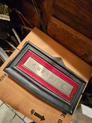 CHRYSLER NEW YORKER MOLDURA CENTRAL TRASERA 1982-1984 Foto 1 de 2