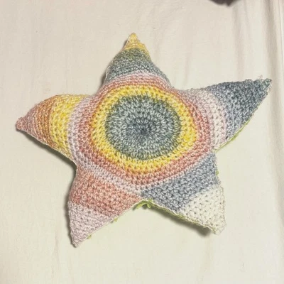 Almohada decorativa hecha a mano de ganchillo en forma de estrella pastel verde arco iris Foto 1 de 3