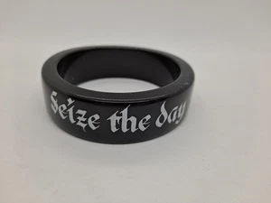 Vintage schwarz mit weißer Acryl Schrift "Seize the Day" Chunky Armreif Armband - Bild 1 von 4