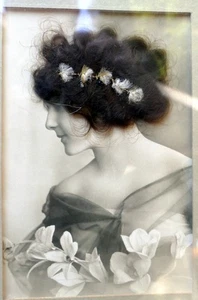 Antique Victorian postcard - Elegant Women with Real Human Hair Framed Hair Work - Picture 1 of 7