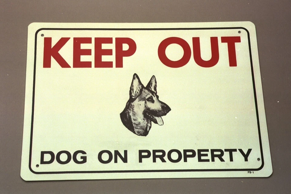 Placa de cerca de cachorro pastor, plástico, furos de canto, letras vermelhas e pretas.  - Imagem 1 de 1