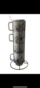 Peanuts Snoopy Tassen gestapelt Keramik Kaffee Ostern Tee Kokos 4er Set Ständer NEU - Bild 1 von 3