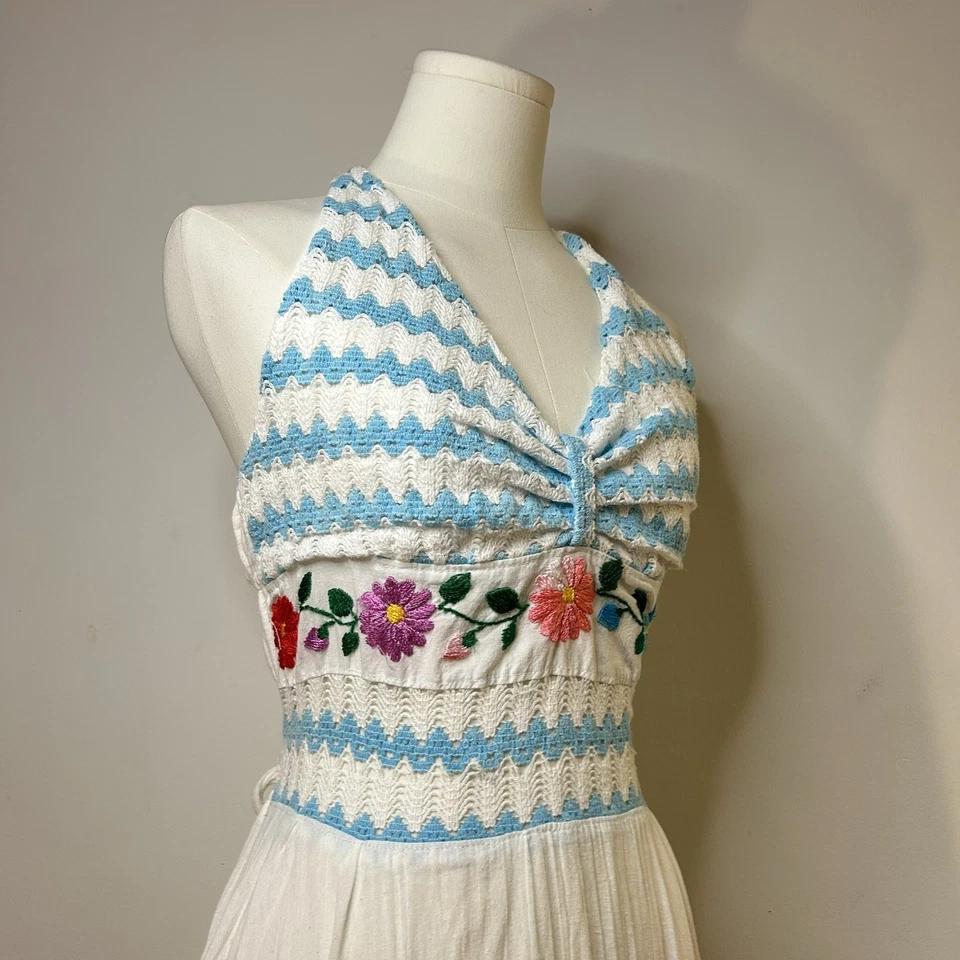 Vestido de algodão anos 1970 Fairycore boho halter bordado floral 28-35 polegadas busto vintage - Imagem 1 de 4